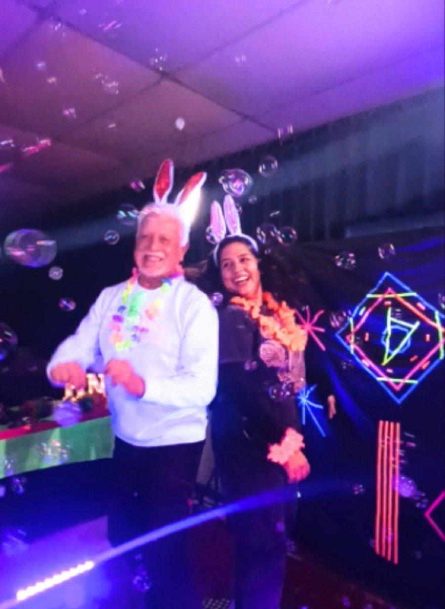 Invitados celebrando con burbujas en fiesta real de BKN